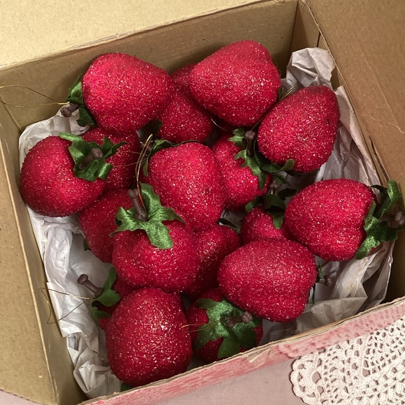 Set Of 19 Vintage Strawberry Ornaments - Picture 5 of 12